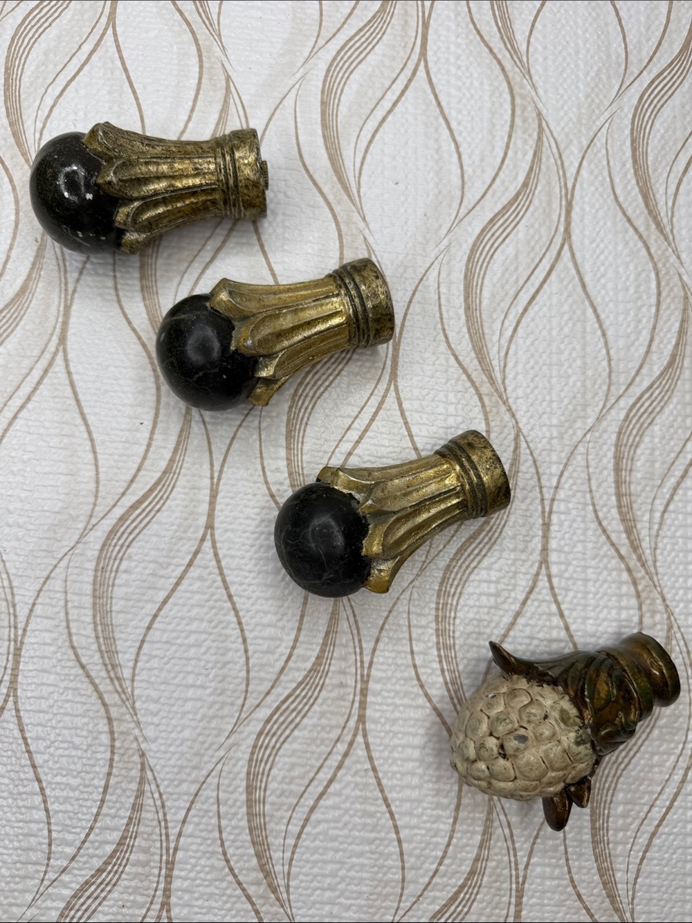 Source Unknown Gold-Tone Lamp Finial with Black Spheres